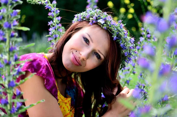 Mädchen mit Blumenkranz — Stockfoto