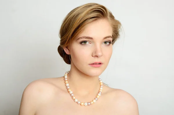 Giovane ragazza con perle — Foto Stock