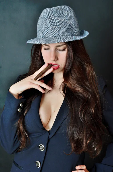 Şapkalı ve purolu bir kadın. — Stok fotoğraf