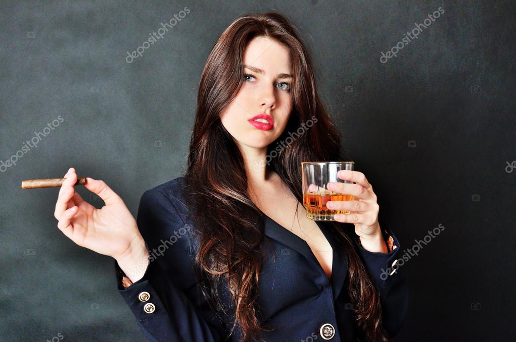 Девушка с сигарой и виски