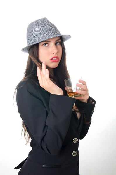 Jeune fille avec boisson et cigare — Photo