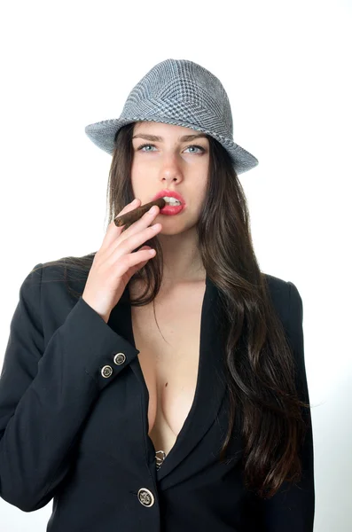 Fille avec cigare dans la bouche — Photo