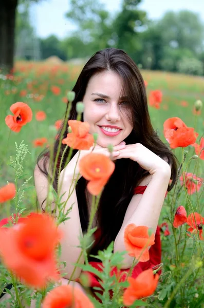 Lächelndes Mädchen mit Mohn — Stockfoto