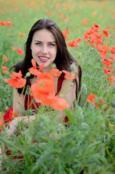 Smiling girl with poppies — Stock Photo, Image