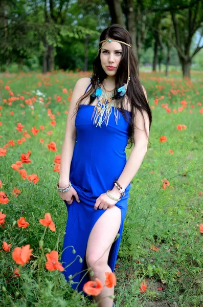 Mädchen mit blauem Kleid — Stockfoto