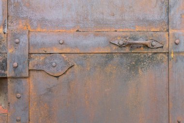 Bir ortaçağ demir kepengi parçası, sapı ve paslı.