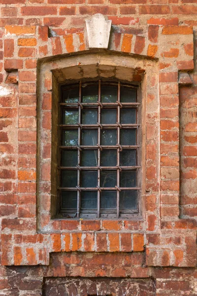 Średniowieczne Okno Kratami Ceglanej Czerwonej Ścianie — Zdjęcie stockowe