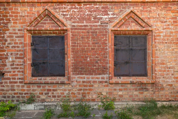 Średniowieczne Okno Żelaznymi Okiennicami Ceglanej Czerwonej Ścianie — Zdjęcie stockowe