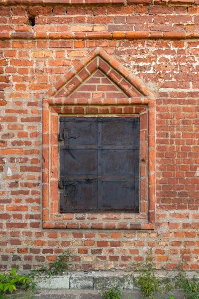Średniowieczne Okno Żelaznymi Okiennicami Ceglanej Czerwonej Ścianie — Zdjęcie stockowe