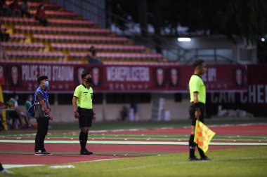 Bangkok-Tayland-19Eylül-2020-Takım Hakemi 2020 'de polis tero fc arasında Boonyachinda Stadyumu' nda ratchaburi mitr pol fc 'ye karşı savaşıyor.