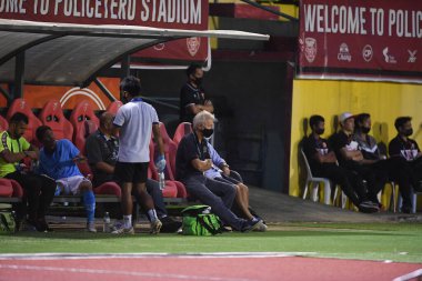 Bangkok-Tayland-19Eylül 2020-Robert Procurer Personel Ratchaburi Mitr Pol Fc Polis Tero FC ile Boonyachinda Stadyumu 'ndaki ratchaburi mitr pol fc' ye karşı 2020 yılının bu döneminde faaliyet halinde.