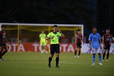 Bangkok-Tayland-19Eylül-Hakem Torpong 2020 'de Boonyachinda Stadyumu' nda polis tero fc 'si ile ratchaburi mitr pol fc' ye karşı takım video asistanı hakem ile konuşuyor.