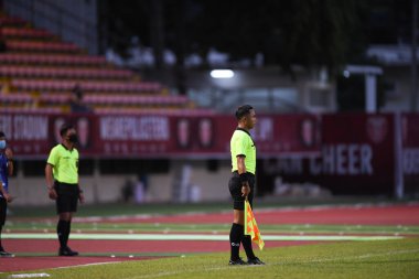 Bangkok-Tayland-19Eylül-2020-Takım Hakemi 2020 'de polis tero fc arasında Boonyachinda Stadyumu' nda ratchaburi mitr pol fc 'ye karşı savaşıyor.