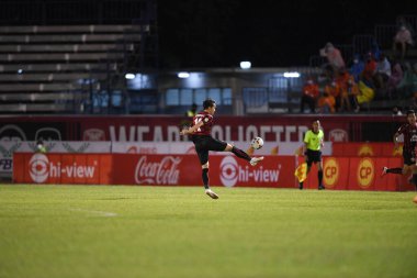 Bangkok-Tayland-19Eylül 2020-Pathompol jaroenrattanapirom # 11 Polis Tero Oyuncusu 2020 'de Boonyachinda Stadyumu' ndaki ratchaburi mitr pol fc 'ye karşı polis tero fc' si arasında eylem halinde.