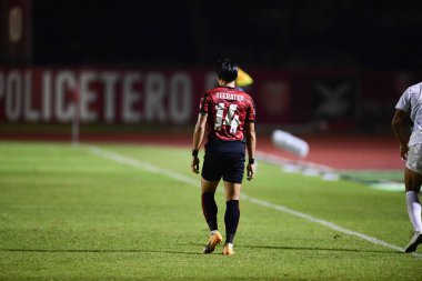 BANGKOK, THAILAND - 6 Şubat 2021: Teerathep Winothai polis terörü oyuncusu Thaileague sırasında Boonyajinda Stadyumu 'ndaki BGPU' ya karşı eylem halinde.