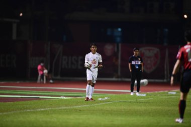 BANGKOK, THAILAND - 6 Şubat 2021: Santiphap Janngom, 22 BGPU oyuncusu Thaileague sırasında Boonyajinda Stadyumu 'nda BGPU' ya karşı mücadele etti.