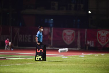 BANGKOK, THAILAND - 6 Şubat 2021: Polis terası ile Boonyajinda Stadyumu 'ndaki BGPU maçında yedek hakem. 