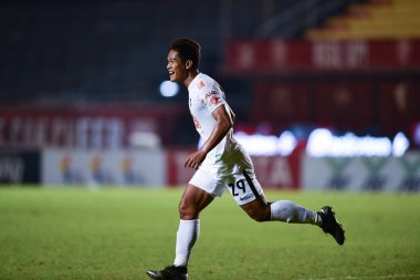 BANGKOK, THAILAND - 6 Şubat 2021: Chatree Chimtale, 29 BGPU oyuncusu Tayland 'da Boonyajinda Stadyumu' nda BGPU 'ya karşı mücadele ederken