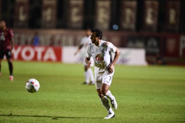BANGKOK, THAILAND - 6 Şubat 2021: Diogo Luis Santo, 7 BGPU oyuncusu Thaileague sırasında Boonyajinda Stadyumu 'nda BGPU' ya karşı mücadele etti.