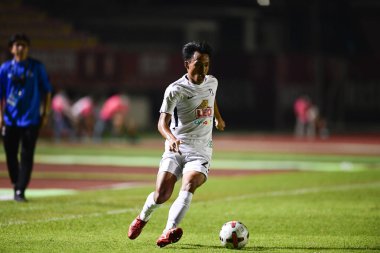 BANGKOK, THAILAND - 6 Şubat 2021: Santiphap Janngom, 22 BGPU oyuncusu Thaileague sırasında Boonyajinda Stadyumu 'nda BGPU' ya karşı mücadele etti.
