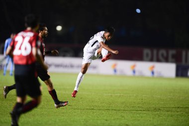 BANGKOK, THAILAND - 6 Şubat 2021: Santiphap Janngom, 22 BGPU oyuncusu Thaileague sırasında Boonyajinda Stadyumu 'nda BGPU' ya karşı mücadele etti.