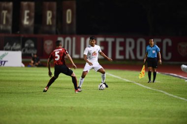 BANGKOK, THAILAND - 6 Şubat 2021: Saharat Pongsuwan, 11 BGPU oyuncusu Thaileague sırasında Boonyajinda Stadyumu 'nda BGPU' ya karşı mücadele etti.
