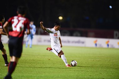 BANGKOK, THAILAND - 6 Şubat 2021: Santiphap Janngom, 22 BGPU oyuncusu Thaileague sırasında Boonyajinda Stadyumu 'nda BGPU' ya karşı mücadele etti.