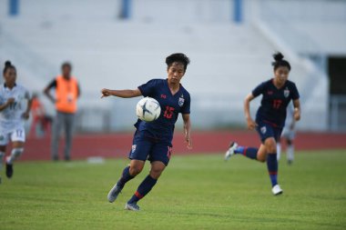 Chonburi-Tayland-19aug2019: Tayland Beden Eğitimi Enstitüsü 'nde 9-0 Timor leste AFF sırasında Tayland' ın 15 numaralı oyuncusu iş başında