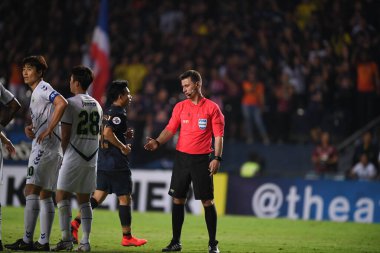 Buriram, Tayland-Mar13,2019: Buriram Stadyumu 'nda Jeonbuk Hyundai' ye karşı defin rampası arasında AFC2019 sırasında hakem hareket halinde.
