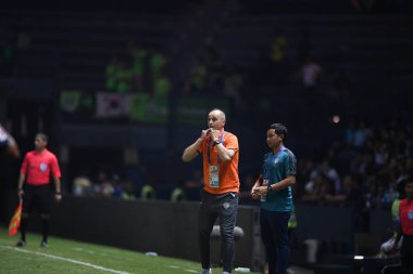 Buriram, Tayland-Mart 13. 2019: Buriram Stadyumu 'nda Jeonbuk Hyundai' ye karşı defin rampası arasında AFC2019 'da görev yapan Bozidar bundoviç baş antrenörü