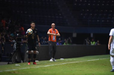Buriram, Tayland-Mart 13. 2019: Buriram Stadyumu 'nda Jeonbuk Hyundai' ye karşı defin rampası arasında AFC2019 'da görev yapan Bozidar bundoviç baş antrenörü
