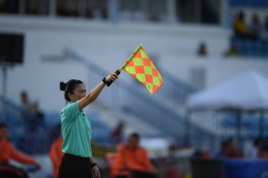 Chonburi-Tayland-19Ağustos 2019: Truong thi le trinh yardımcı hakem fifa Tayland ve 9-0 Timor leste arasında AFF sırasında ofsayt işareti için bayrak kaldırdı