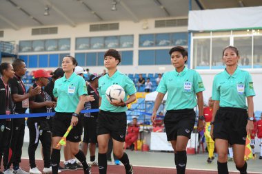 Chonburi-Tayland-19aug2019: Tayland ve 9-0 Timor lestleri arasında Tayland Beden Eğitimi Enstitüsü, Tayland 'da AFF sırasında hakemlik görevi