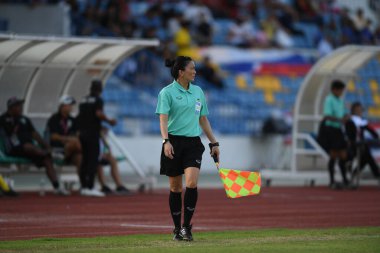 Chonburi-Tayland-19aug2019: Tayland Beden Eğitimi Enstitüsü 'nde 9-0 Timor leste AFF sırasında hakem yardımcısı olarak görev yapan Truong thi le trinh fifa, Tayland
