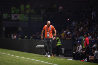 Buriram, Tayland-Mart 13. 2019: Buriram Stadyumu 'nda Jeonbuk Hyundai' ye karşı defin rampası arasında AFC2019 'da görev yapan Bozidar bundoviç baş antrenörü
