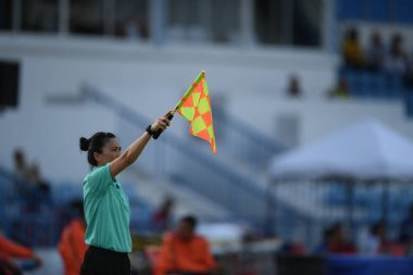 Chonburi-Tayland-19Ağustos 2019: Truong thi le trinh yardımcı hakem fifa Tayland ve 9-0 Timor leste arasında AFF sırasında ofsayt işareti için bayrak kaldırdı