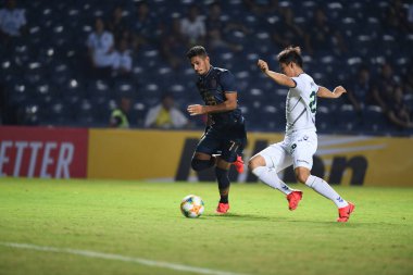 Buriram, Tayland-Mar13,2019: Pedro bispo küçük defin oyuncusu AFC2019 sırasında Jeonbuk hyundai 'ye karşı defin rampası arasında çarpışma halinde birleşti.