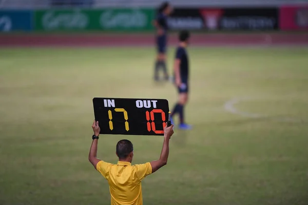 Assistant Referee Hold Substitution Board — Stock Photo, Image