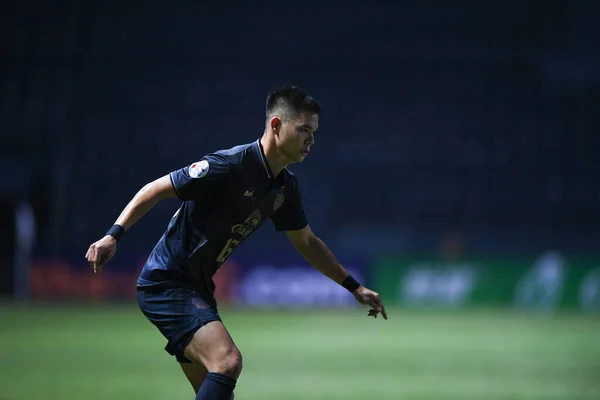 Buriram, Tayland-Mar13,2019: Narubordin weerawatnodom Buriram Stadyumu 'nda Jeonbuk hyundai' ye karşı defin rampası arasında AFC2019 'da çarpışma sırasında birleşti.