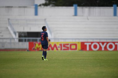 Bangkok-Tayland-17 Ağustos 2019: Tayland Beden Eğitimi Enstitüsü Chonburi, Tayland 'da AFF ile 8-0 Singapur arasında görev yapan 5 numaralı Tayland futbolcusu