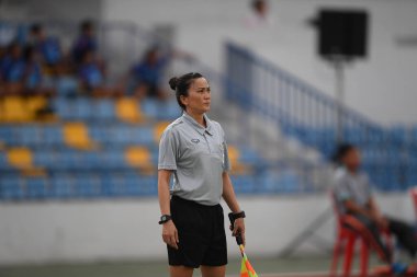 Bangkok-Tayland-17 Ağustos 2019: Tayland Beden Eğitimi Enstitüsü Chonburi, Tayland 'da AFF ve 8-0 Singapur arasında görev yapan Truong thi le trinh asistan hakem fifa