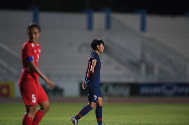 Bangkok-Tayland-17 Ağustos 2019: Tayland Beden Eğitimi Enstitüsü Chonburi, Tayland AFF 8-0 Singapur arasında 20 numaralı Wilaiporn boothduang # 20 oyuncusunun harekâtı