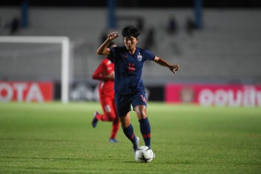 Bangkok-Tayland-17 Ağustos 2019: Tayland Beden Eğitimi Enstitüsü Chonburi, Tayland AFF 8-0 Singapur 'da 16 numaralı Khwanrudi saengchan eylemde