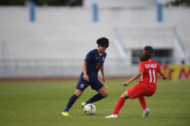 Bangkok-Tayland-17 Ağustos 2019: Tayland Beden Eğitimi Enstitüsü Chonburi, Tayland 'da AFF ile 8-0 Singapur arasında görev yapan 5 numaralı Tayland futbolcusu
