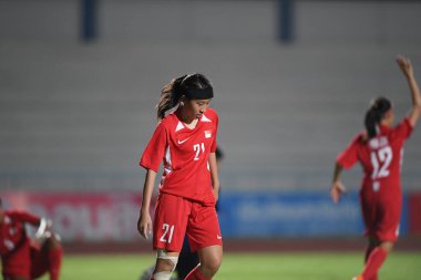 Bangkok-Tayland-1717 Ağustos 2019: Tayland Beden Eğitimi Enstitüsü Chonburi, Tayland 'da AFF 8-0 Singapur arasında hareket halindeki 21 numaralı Singapur' lu Lim ying xuan venetia # 21