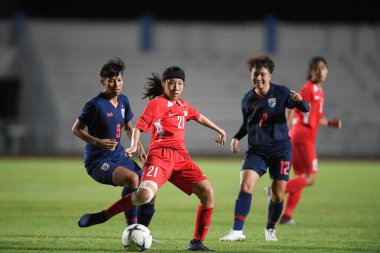 Bangkok-Tayland-1717 Ağustos 2019: Tayland Beden Eğitimi Enstitüsü Chonburi, Tayland 'da AFF 8-0 Singapur arasında hareket halindeki 21 numaralı Singapur' lu Lim ying xuan venetia # 21