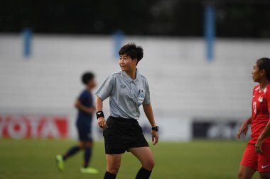 Bangkok-Tayland-17 Ağustos 2019: Tayland Beden Eğitimi Enstitüsü 'nde Tayland-8-0 Singapur arasındaki AFF maçında Cong Thi Dung hakem fifa görev başında