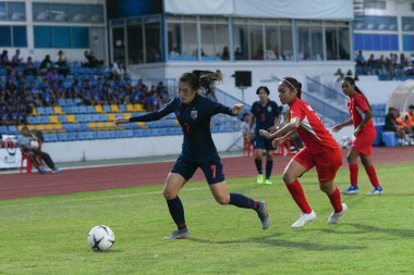 Bangkok-Tayland-17 Ağustos 2019: Tayland Beden Eğitimi Enstitüsü Chonburi 'de AFF ve 8-0 Singapur arasında Tayland' da 7 numaralı Silawan intamee oyuncusu