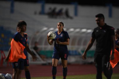 Bangkok-Tayland-17 Ağustos 2019: Suchawadee nildhamrong # 8 Tayland futbolcusu Tayland ve 8-0 Singapur arasında Tayland Beden Eğitimi Enstitüsü, Tayland