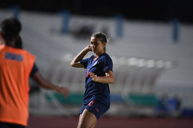 Bangkok-Tayland-17 Ağustos 2019: Suchawadee nildhamrong # 8 Tayland futbolcusu Tayland ve 8-0 Singapur arasında Tayland Beden Eğitimi Enstitüsü, Tayland